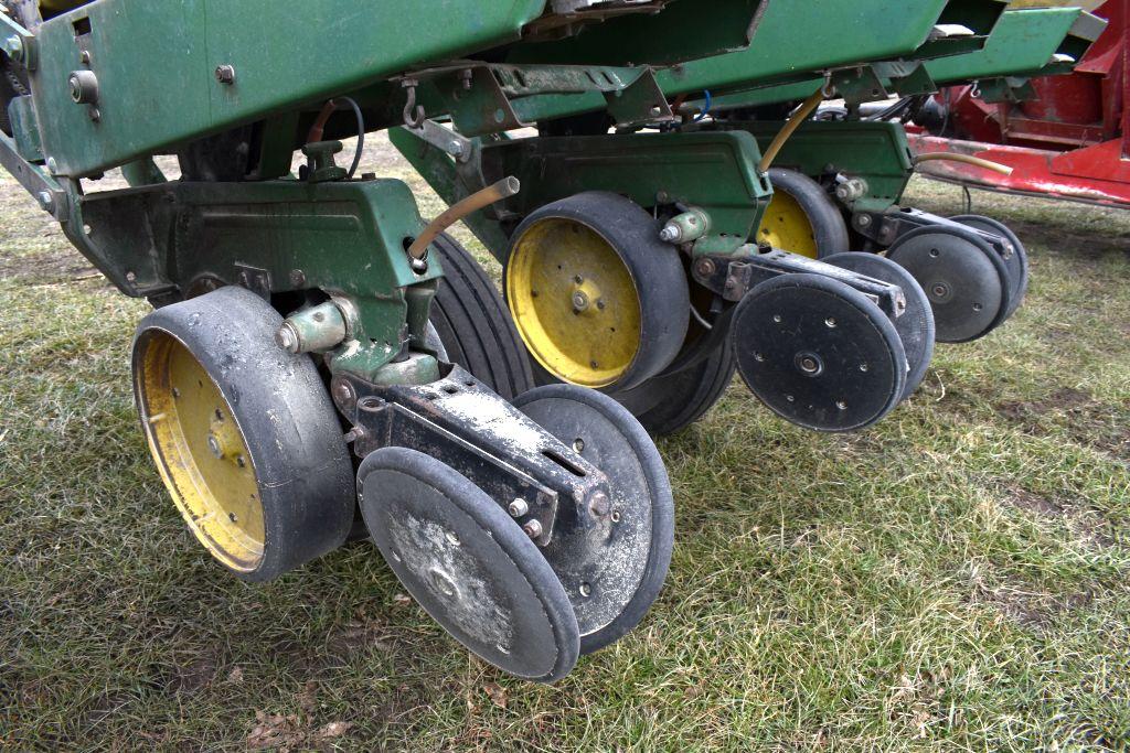 John Deere 7000 Corn Planter, 6 Row 30"  Liquid Fertilizer, Markers, Monitor