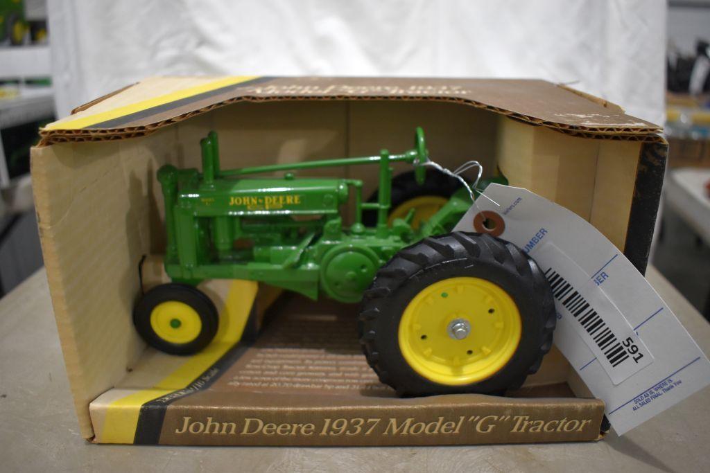 Ertl John Deere G Tractor 1/16 scale with box