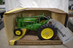 Ertl John Deere G Tractor 1/16 scale with box
