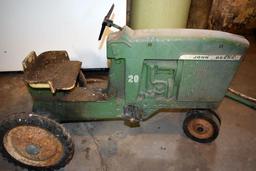 John Deere 20 Series pedal tractor missing steering wheel, Model D-65