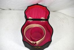 Victorian collar box