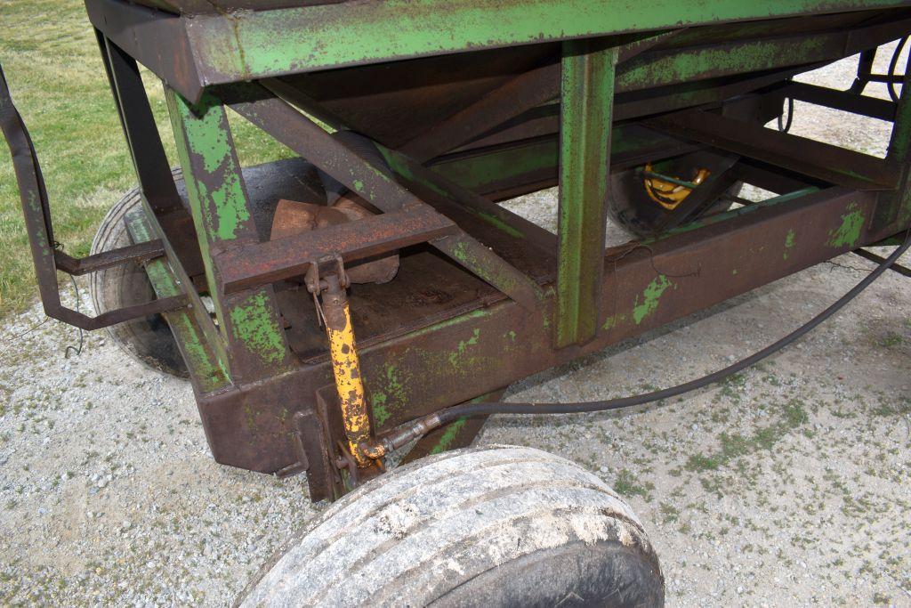 Huskee Model 225 Gravity Box with Hyd. Drive Auger on John Deere 1065 Running Gear