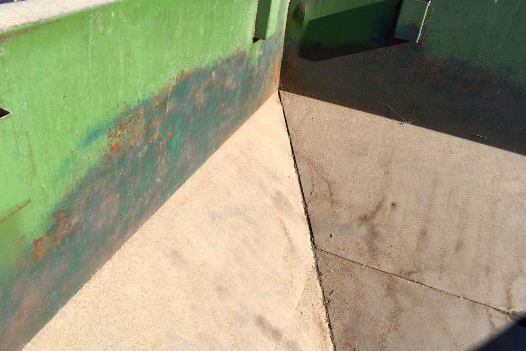 Dakon 150 Bushel Gravity Box with Electric 6 Ton Running Gear