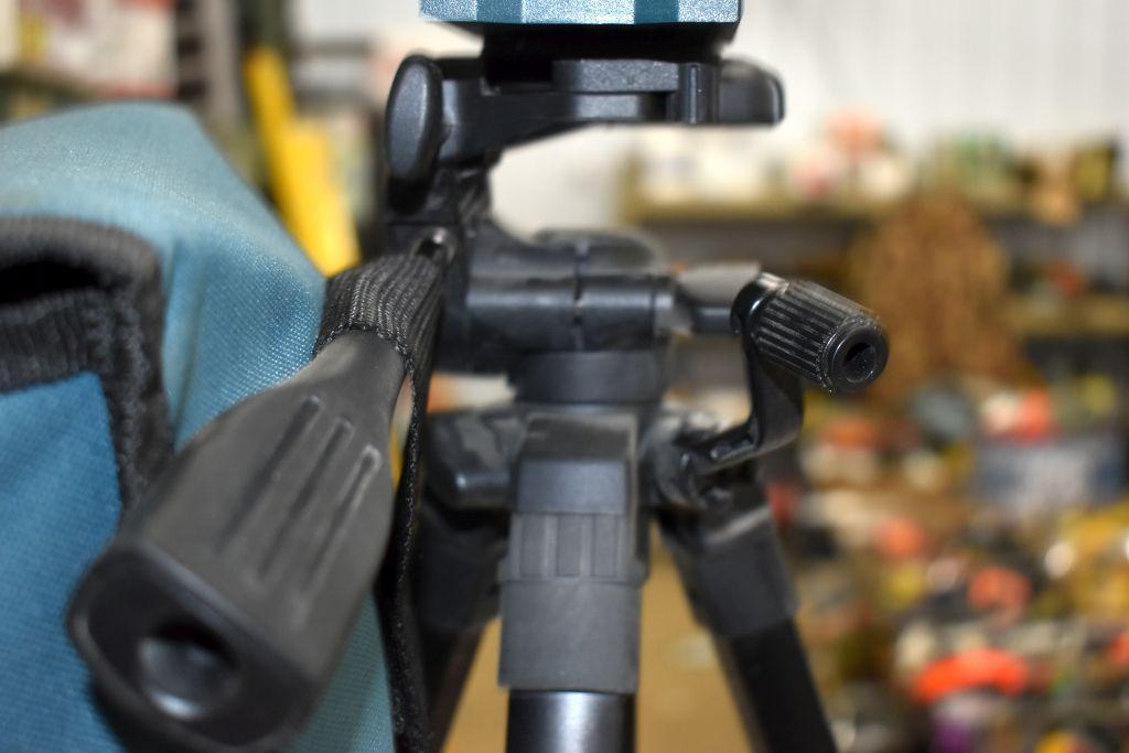 Bosch Professional GLL3-300 Laser Level and Tripod