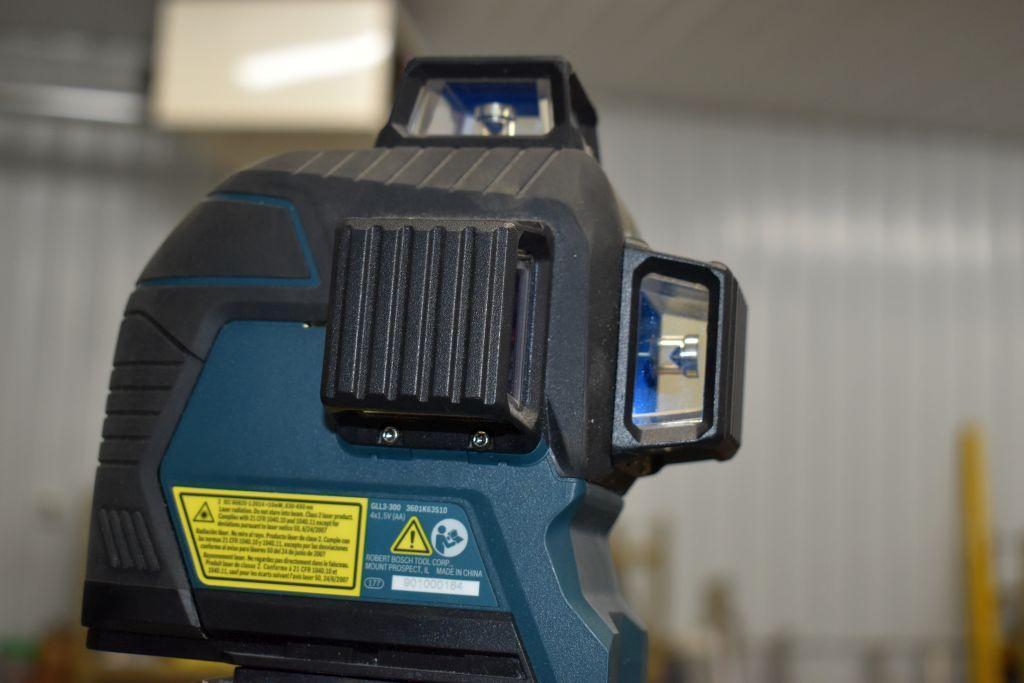 Bosch Professional GLL3-300 Laser Level and Tripod