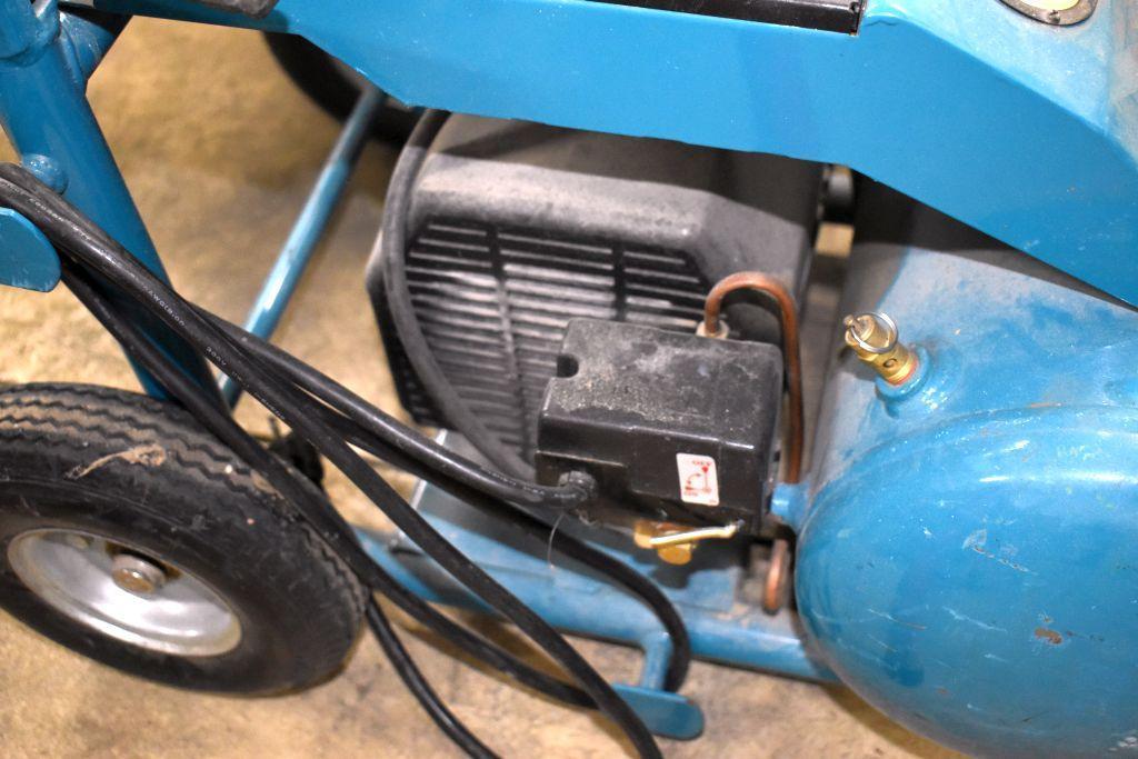 Makita Model MAC5200 3hp Air Compressor, 5.2 Gallon, No Air Hose
