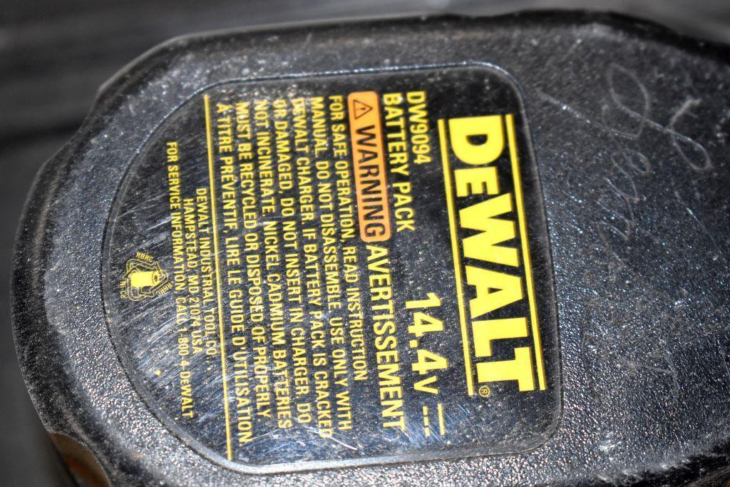 DeWalt 14.4V 3/8" VSR Right Angle Drill/Driver with 2 Batteries, Charger and Case