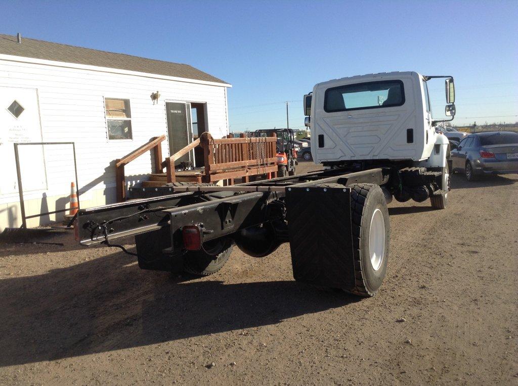 2006 International 7300 Cab & Chassis 4x2 6 Cylinder , Fuel Type: D , Trans
