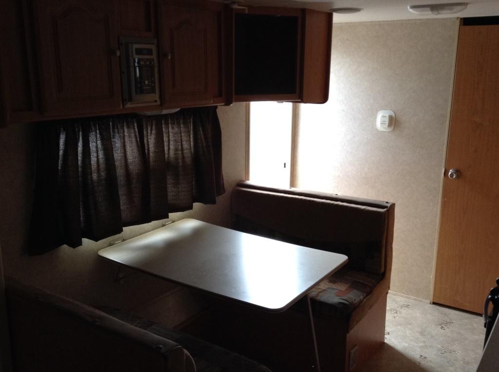 2007 Forest River Surveyor Camper Length: 20' , Tandem , 2 5/16'' Bumper Pull , Color White , VIN: 4