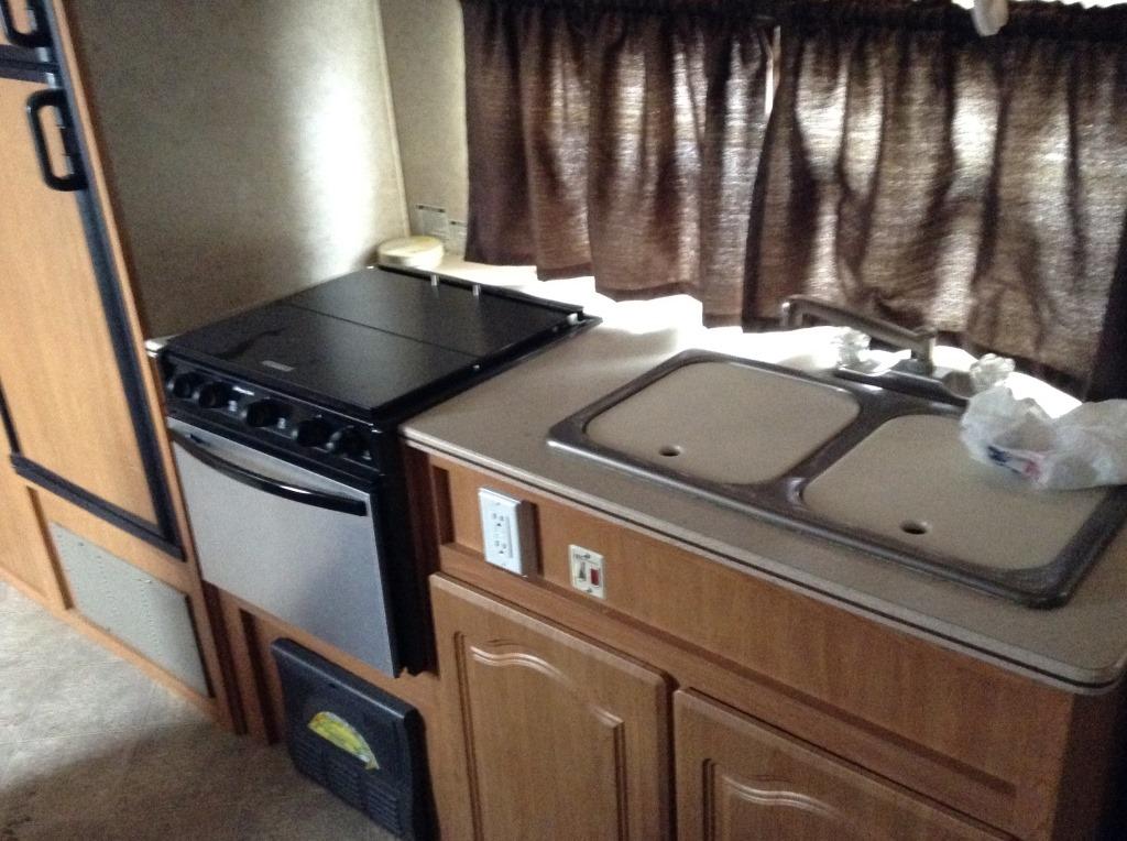 2007 Forest River Surveyor Camper Length: 20' , Tandem , 2 5/16'' Bumper Pull , Color White , VIN: 4