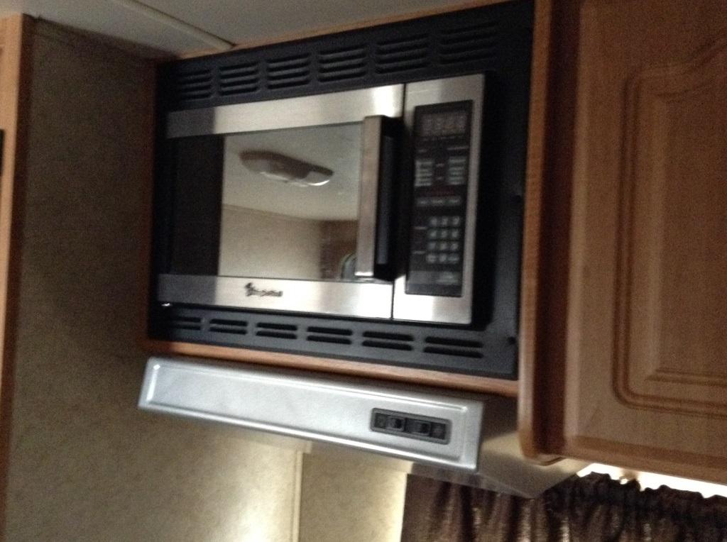 2007 Forest River Surveyor Camper Length: 20' , Tandem , 2 5/16'' Bumper Pull , Color White , VIN: 4