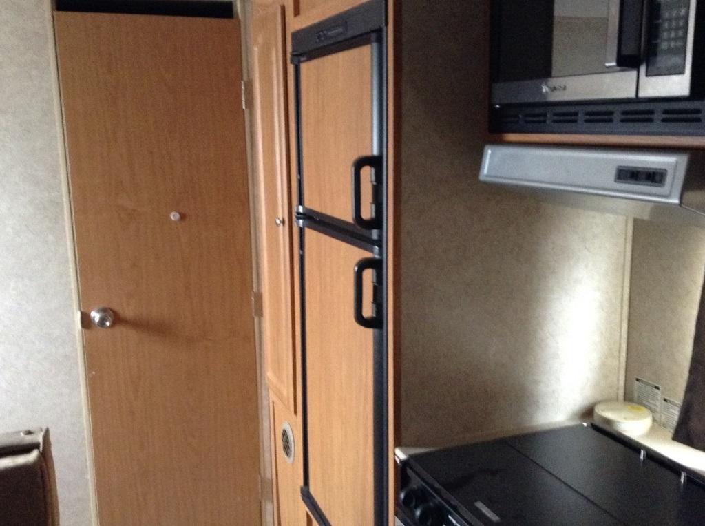 2007 Forest River Surveyor Camper Length: 20' , Tandem , 2 5/16'' Bumper Pull , Color White , VIN: 4