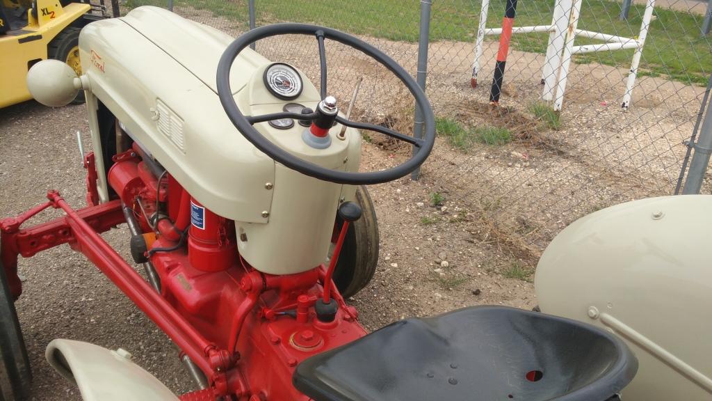 Ford Utility Tractor Engine Type: 4 Cyl , Fuel Type: G , Transmission Type: