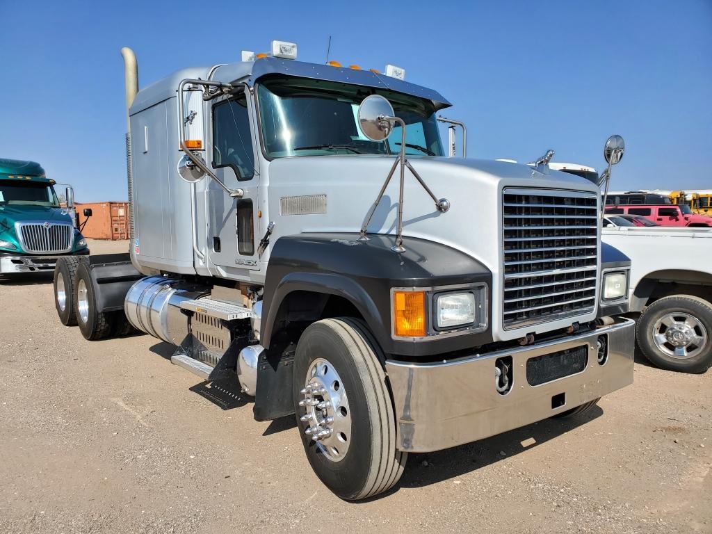 2011 Mack Chu613 Sleeper Truck Tractor