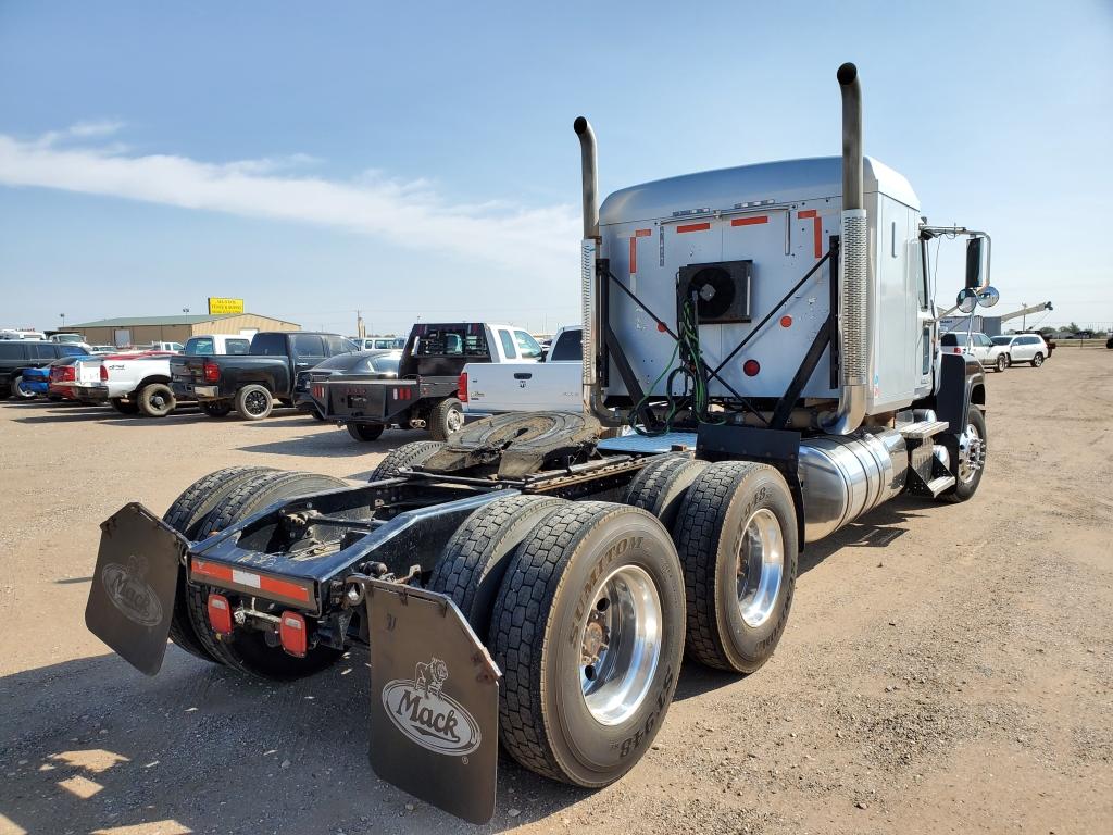 2011 Mack Chu613 Sleeper Truck Tractor
