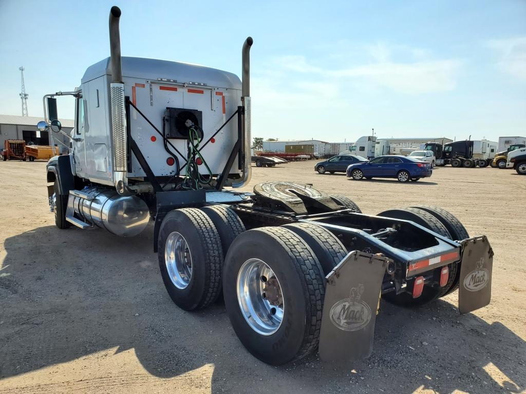 2011 Mack Chu613 Sleeper Truck Tractor