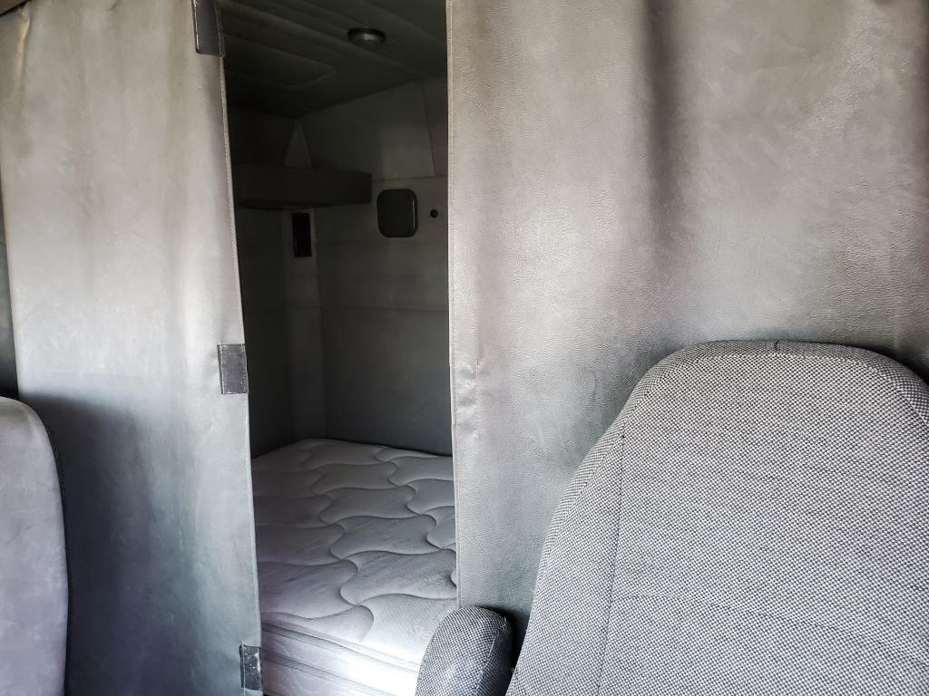2011 Mack Chu613 Sleeper Truck Tractor