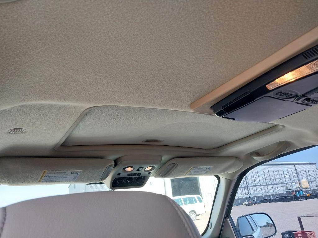 2004 GMC Yukon SLE  SUV 4D