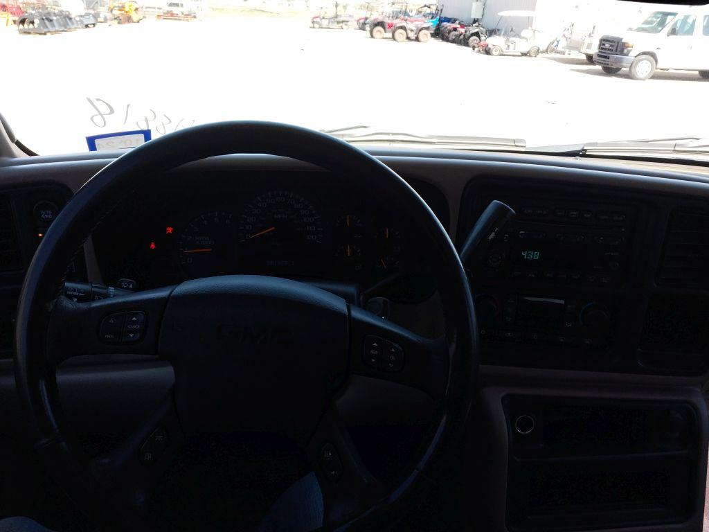 2004 GMC Yukon SLE  SUV 4D