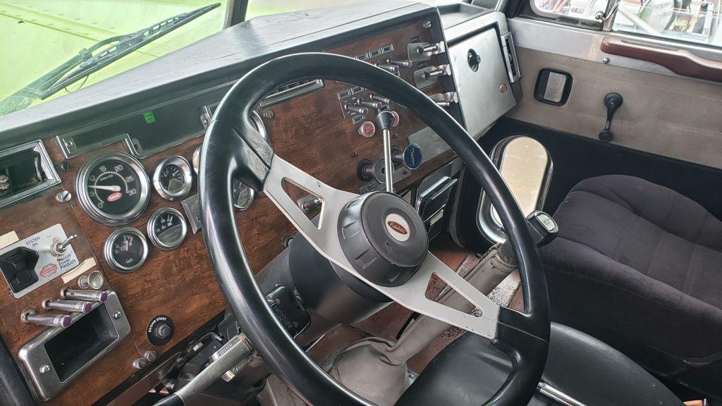 1996 Peterbilt 379  Sleeper Cab Wrecker/Tow Truck
