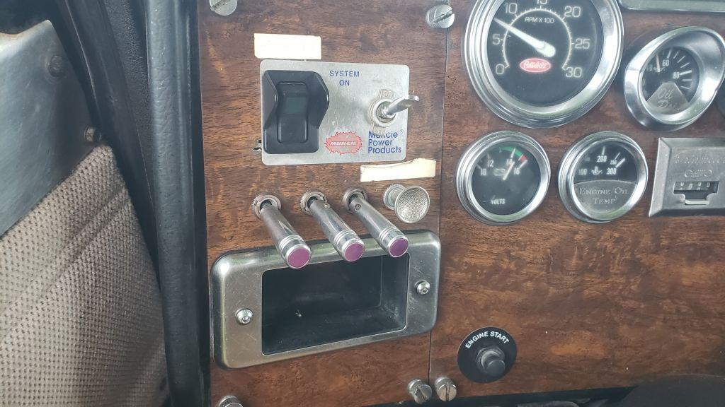 1996 Peterbilt 379  Sleeper Cab Wrecker/Tow Truck