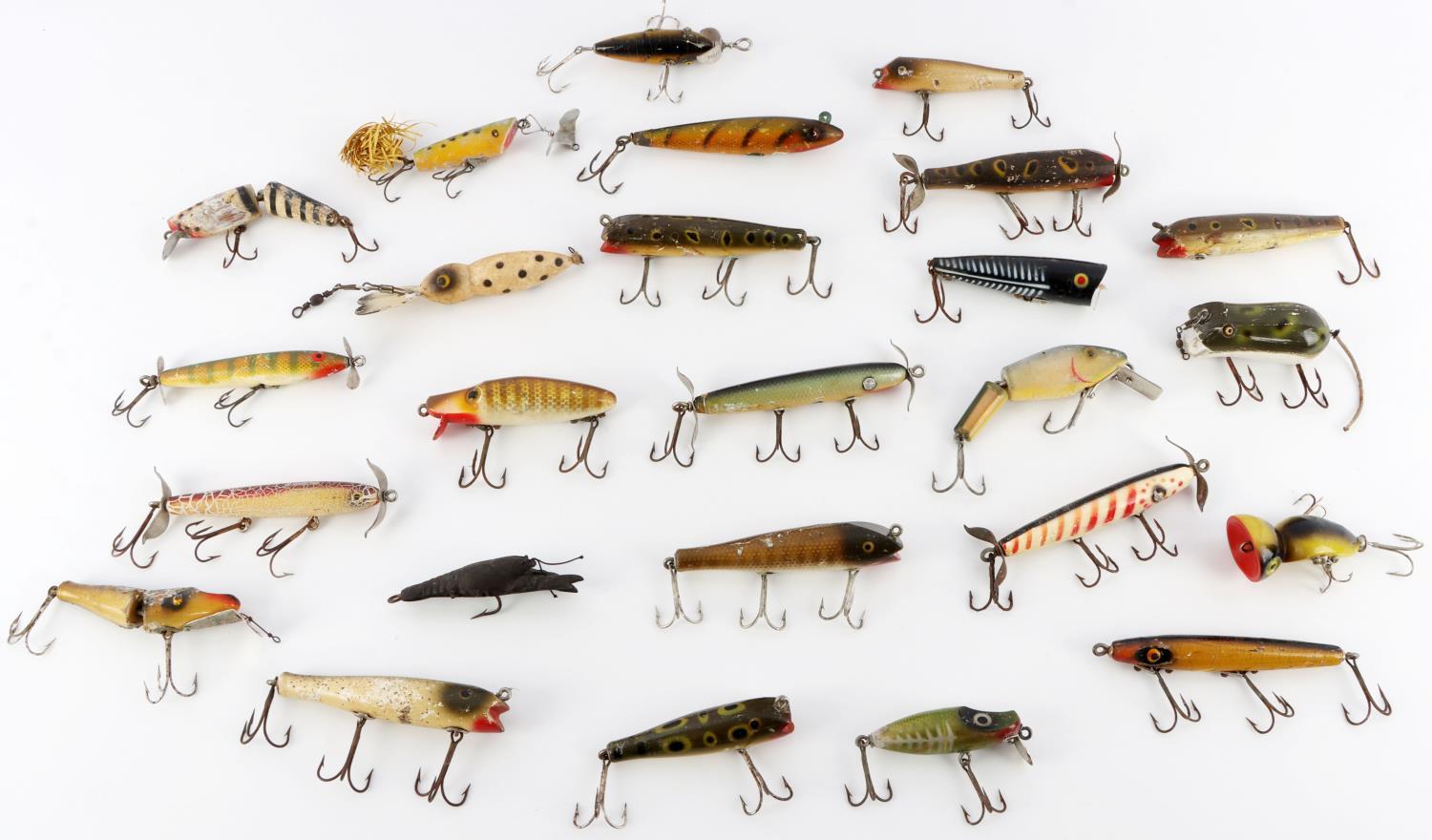 25 20TH CENTURY VINTAGE WOODEN FISHING LURES LOT