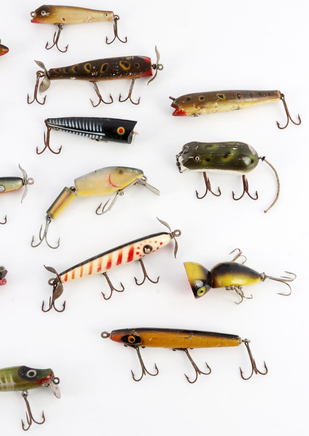 25 20TH CENTURY VINTAGE WOODEN FISHING LURES LOT