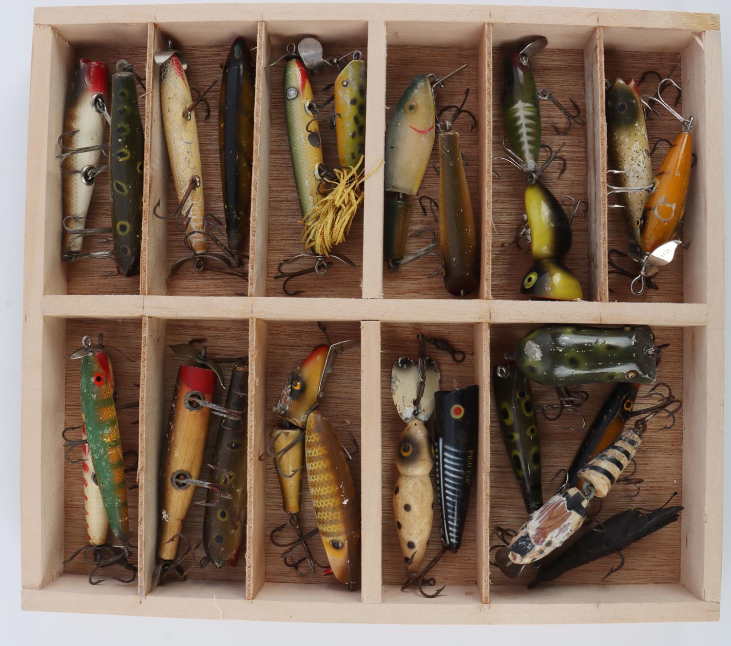 25 20TH CENTURY VINTAGE WOODEN FISHING LURES LOT