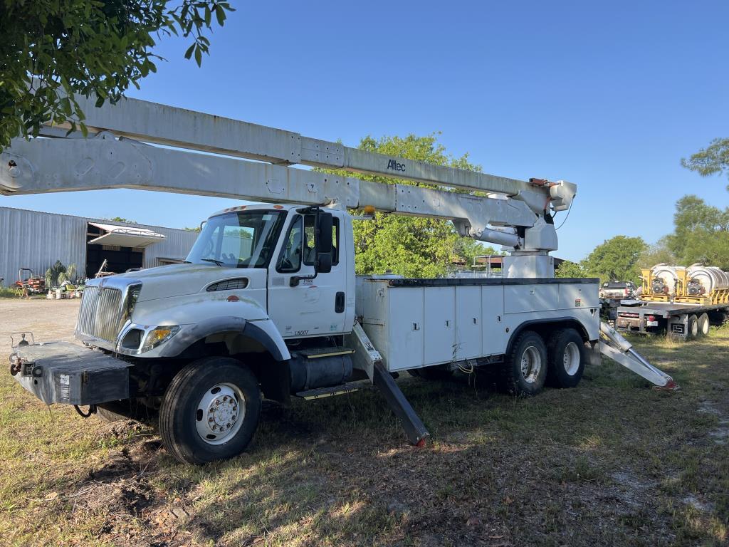2004 INTERNATIONAL 7400 6x6 BUCKET TRUCK W/T