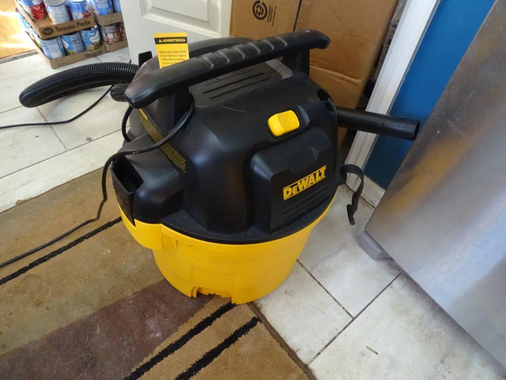 DeWalt Wet VAC 34L, 120 V., 9 Gal. (comes in box)