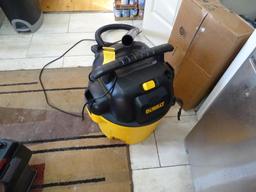 DeWalt Wet VAC 34L, 120 V., 9 Gal. (comes in box)