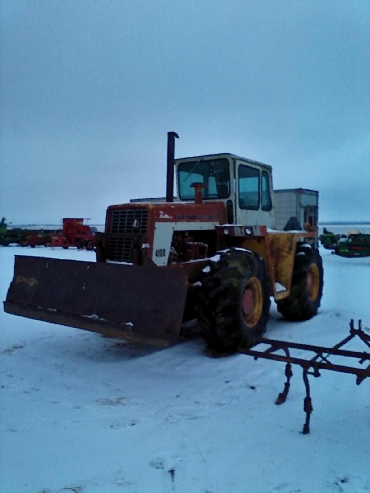 IH 4100 Tractor