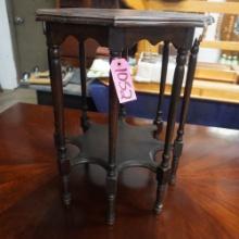 8 LEG DECO TABLE  27 X 20