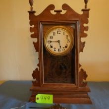OAK MANTLE CLOCK W/ KEY AND PENDELUM  24 T