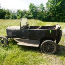 OLD FORD MODEL T CAR