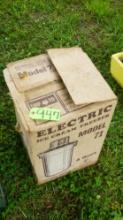 4 QT. ICE CREAM MAKER
