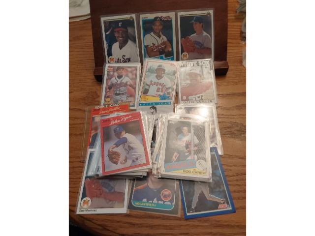 LOT OF SPORTS CARDS INCLUDING ROOKIES