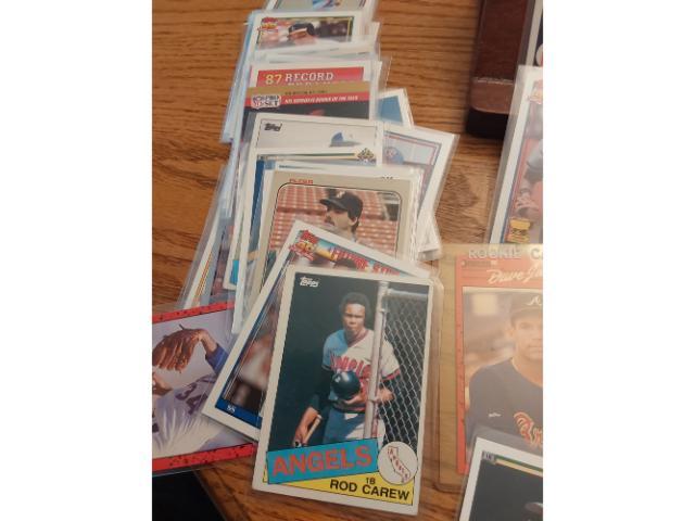 LOT OF SPORTS CARDS INCLUDING ROOKIES