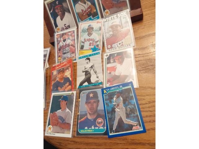 LOT OF SPORTS CARDS INCLUDING ROOKIES