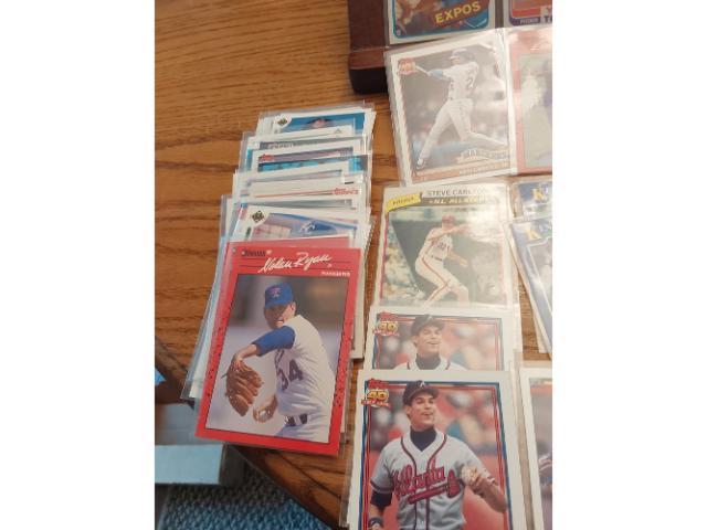 LOT OF SPORTS CARDS INCLUDING ROOKIES