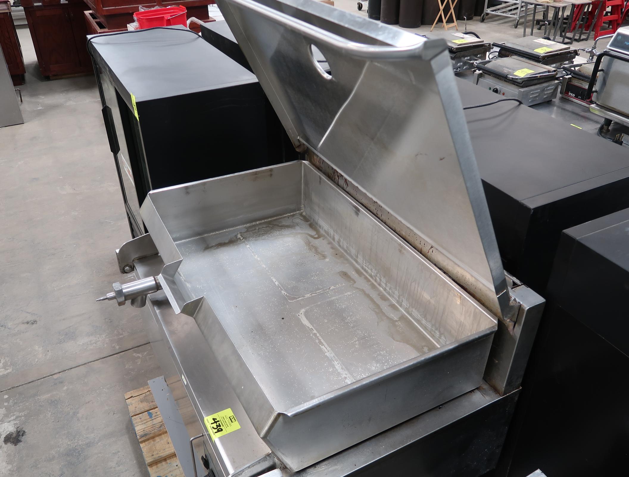 Cleveland 40 gal tilt skillet, on open base
