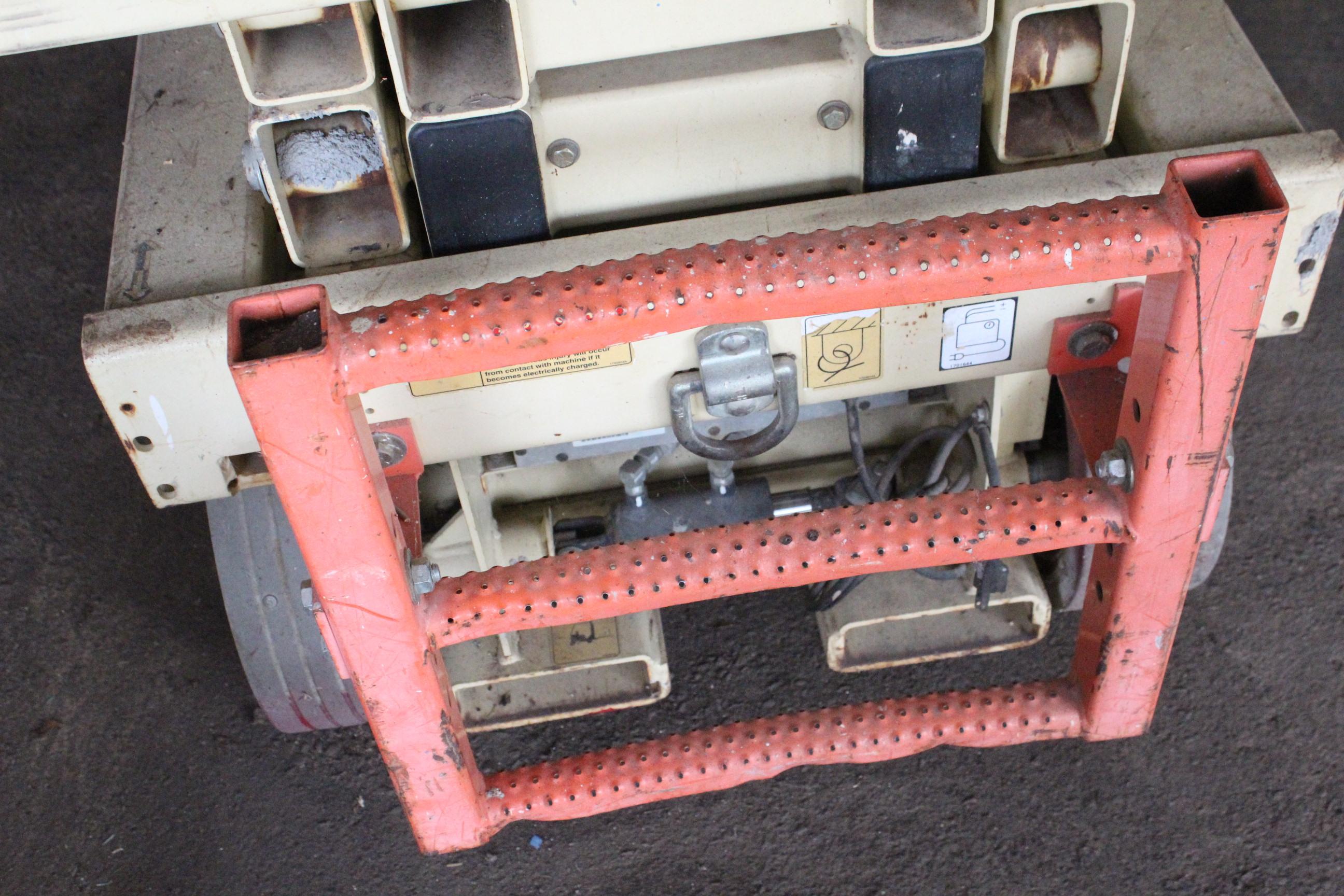 JLG 2033-E3 Scissor Lift