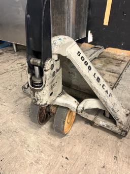 Crown Manual Pallet Jack