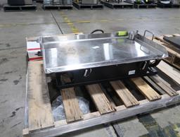 pallet of griddles- propane on stand & electric
