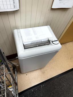 UNMARKED PAPER SHREDDER