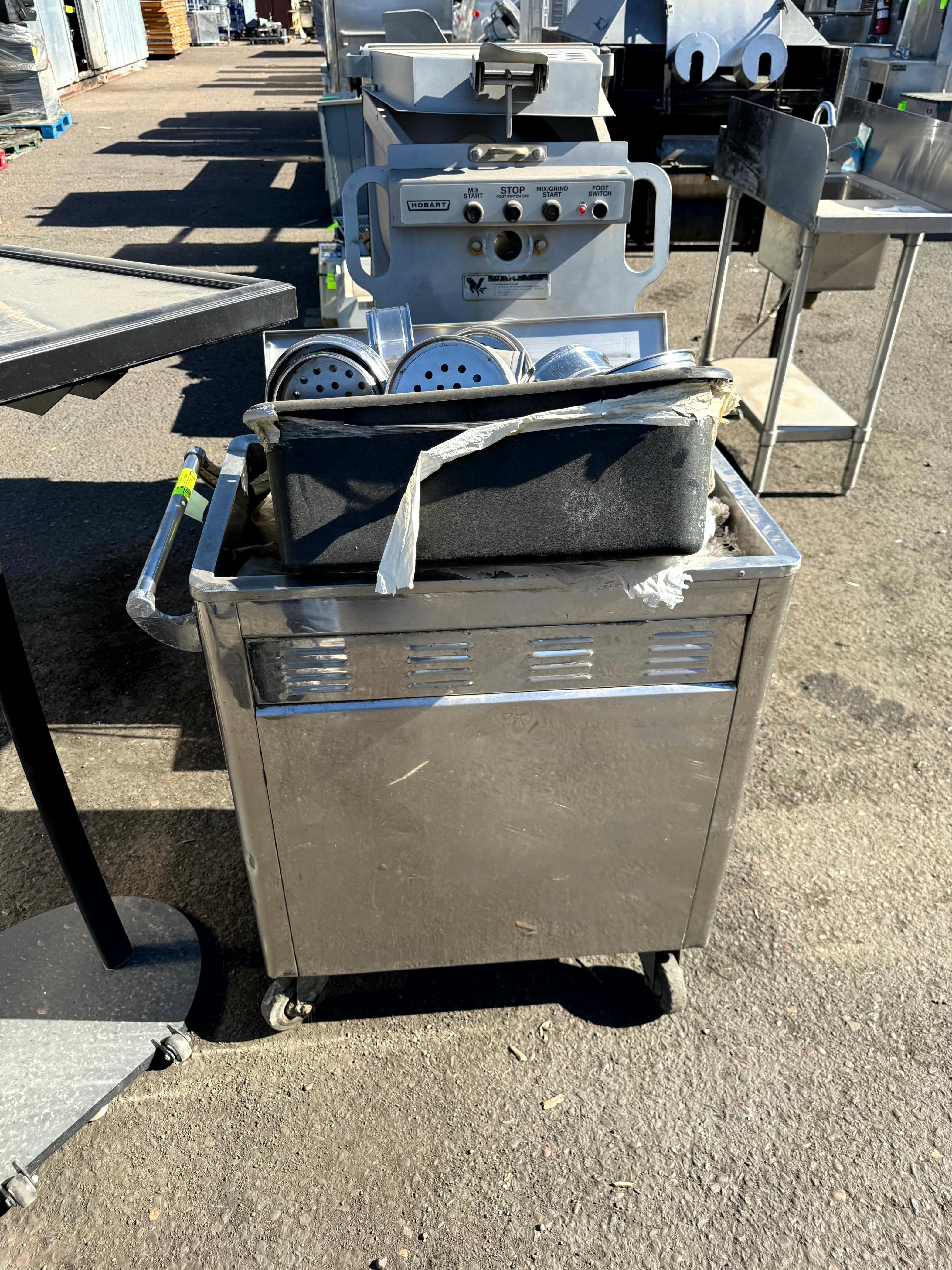 CATERING CART WITH PANS