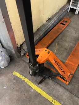 TOYOTALIFT MANUAL PALLET JACK