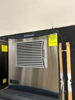 SCOTSMAN 450 LB/24HR AIR COOLED FLAKE ICE MACHINE W/BIN