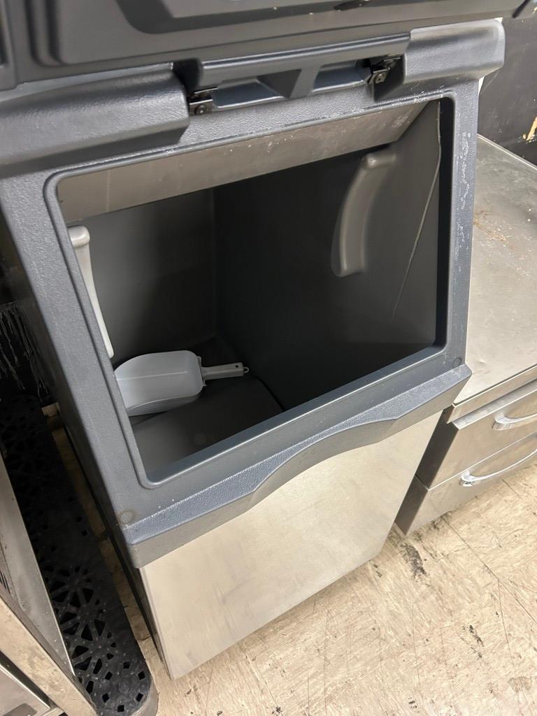 SCOTSMAN 450 LB/24HR AIR COOLED FLAKE ICE MACHINE W/BIN