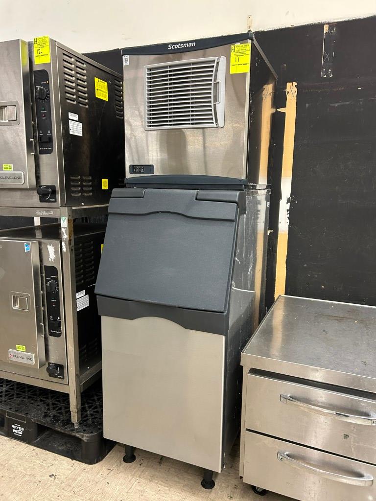 SCOTSMAN 450 LB/24HR AIR COOLED FLAKE ICE MACHINE W/BIN